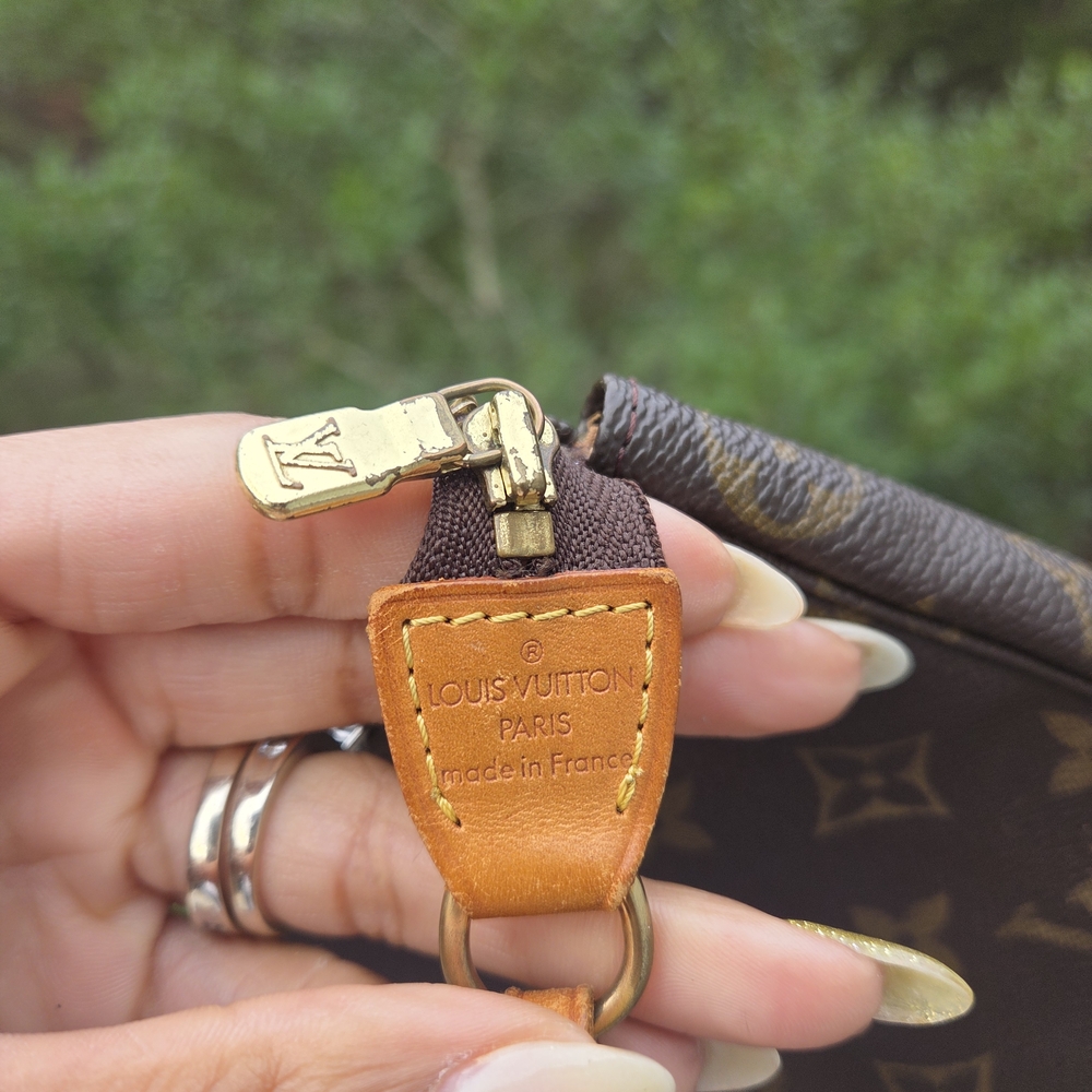 Louis Vuitton Monogram Pochette Shoulder/wristlet - Picture 4 of 8
